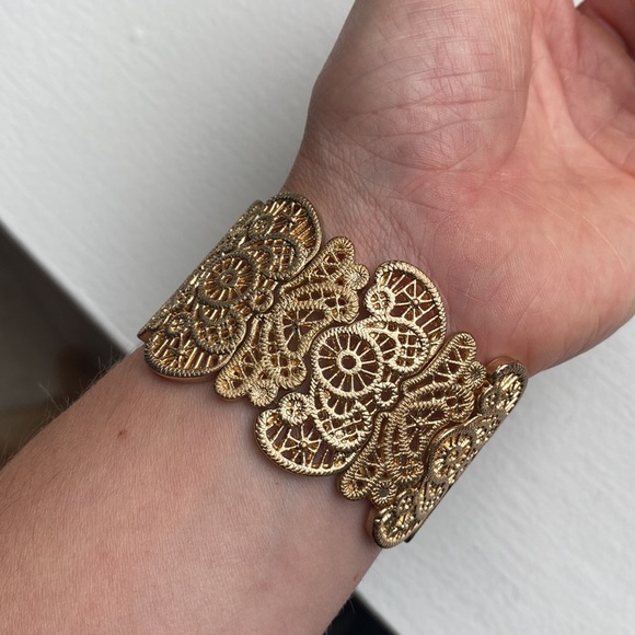 Gold lace bangle bracelet - Picture 3 of 4
